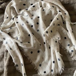 Minimalist scarf in perfect condition